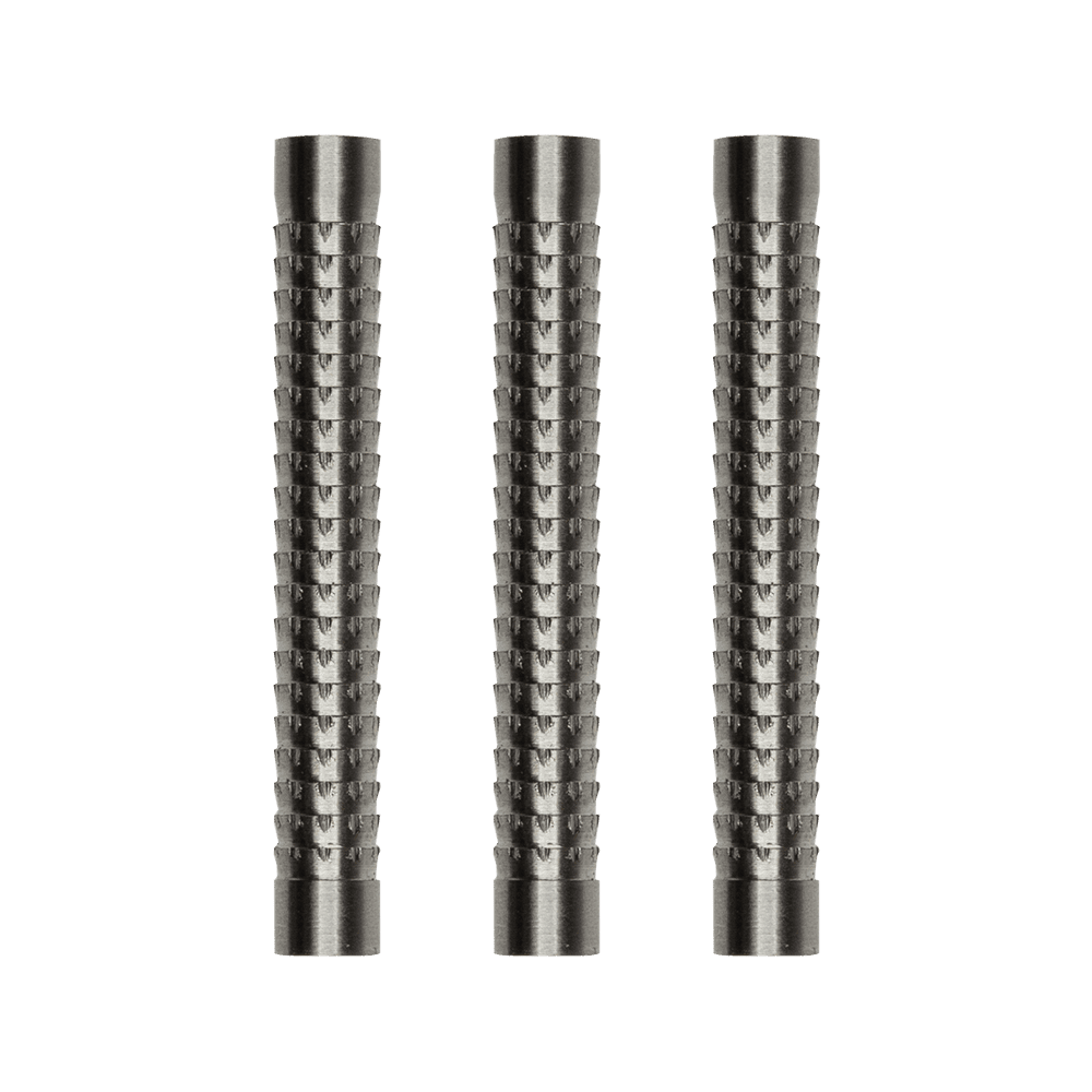 Das Bild zeigt drei Metall-Barrels mit einer geriffelten Oberfläche, die zum McDart Giga Grip 2 Barrel gehören. Sie sind nebeneinander auf einem neutralen Hintergrund angeordnet.